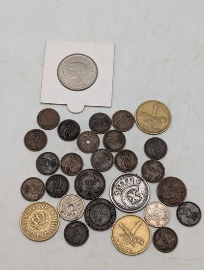 Samling af danske mønter, herunder 10 Kroner 1986 og Skilling Banco