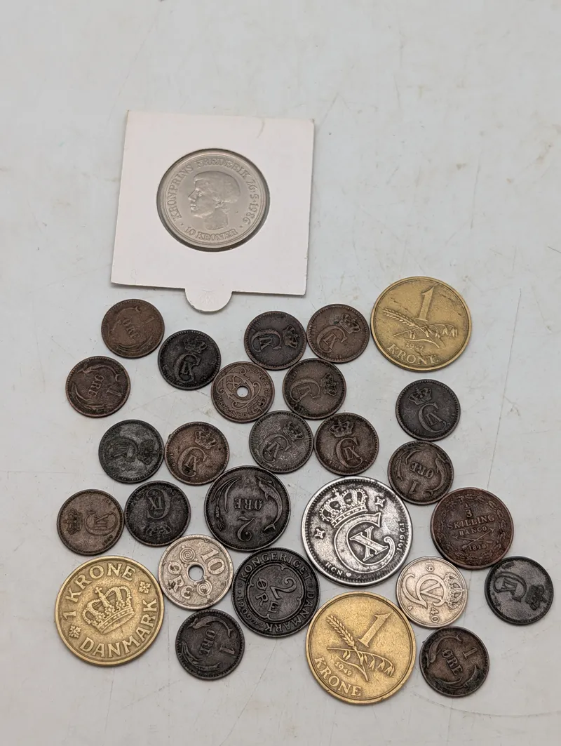 Samling af danske mønter, herunder 10 Kroner 1986 og Skilling Banco