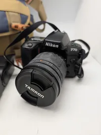 Nikon F70 SLR-kamerasæt med Tamron-objektiv, Sunpak-flash og taske