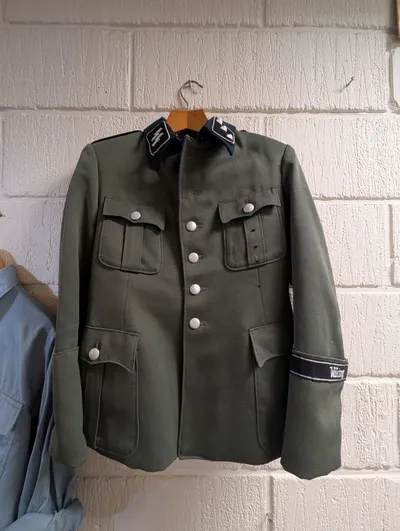 Wiking SS-uniformsjakke og lyseblå skjorte med emblemer, efter 45 