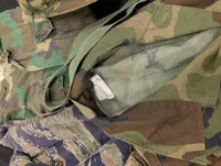Militære uniformer  med Tiger Stripe og Woodland Camouflage beklædning