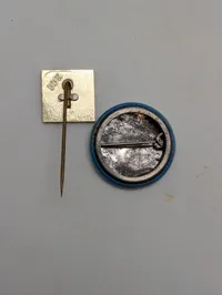 To Vietnam-krigens protestmærker: emaljenål og 'Action for Peace' badge