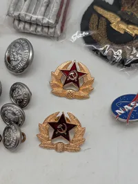 Samling af militære emblemer, knapper og mærker