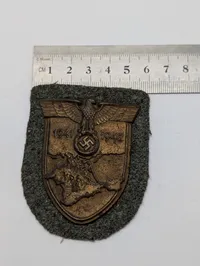 Tysk Krim-skjold (Krimschild) fra 2. verdenskrig på uldbaggrund