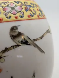 Kinesisk Famille Rose porcelænsvase med fugle- og blomstermotiv