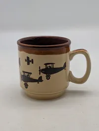 To vintage kaffekrus med flymotiver, herunder Royal Air Force 75 års jubilæum