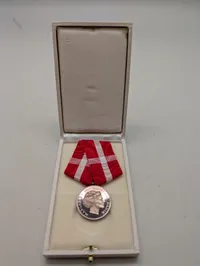 Dansk Margrethe II Belønningsmedalje i sølv med original æske
