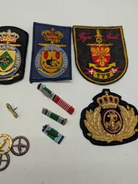 Samling af danske militære og maritime emblemer, mærker og ordensbånd