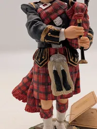 Skotsk Sækkepibespiller Figur i Traditionel Kilt