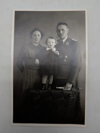 Originalt sort-hvidt portrætfoto af tysk Luftwaffe-familie, ca. 1940