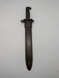 Amerikansk M1 Bajonet fremstillet af Utica Cutlery med HTK-mærket skede