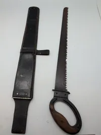 Tysk WWII Pioner-håndsav med læderskede, mærket 'fuq 1944'
