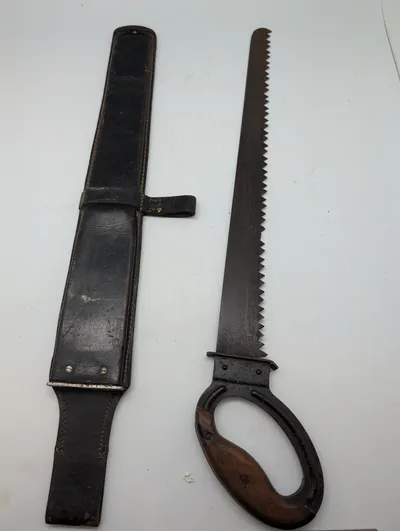 Tysk WWII Pioner-håndsav med læderskede, mærket 'fuq 1944'
