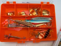 Samling af fiskegrej i tre grejæsker med blink, spinnere og tilbehør