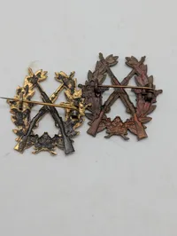 To Svenske  militære skyttemærker i metal med korslagte geværer og kroner