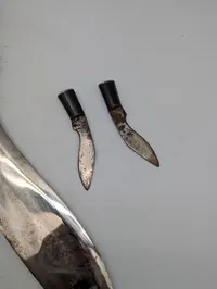 Indisk Gurkha Kukri kniv med to småknive og læderskede