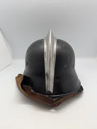 Dansk brandhjelm af stål med topknop og emaljeemblem