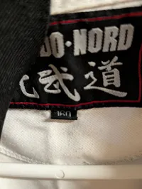 Budo-Nord Karate Gi med Genbukai-emblem og handsker