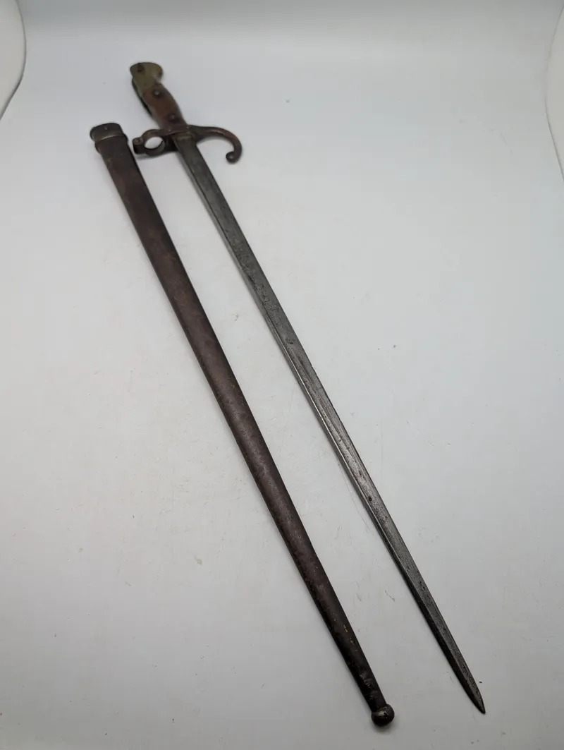 Fransk Model 1874 bajonet med skede