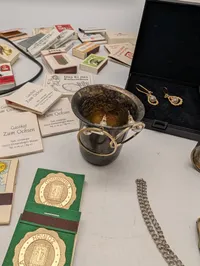 Samling af vintage tændstikæsker, smykker og diverse samlerobjekter