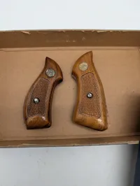Smith & Wesson J-Frame Revolvergreb i Valnød med Original Æske