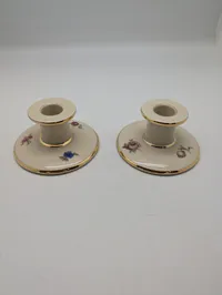 Kjøbenhavns Porcellains Maleri (KPM) Par Lysestager med Blomstermotiv