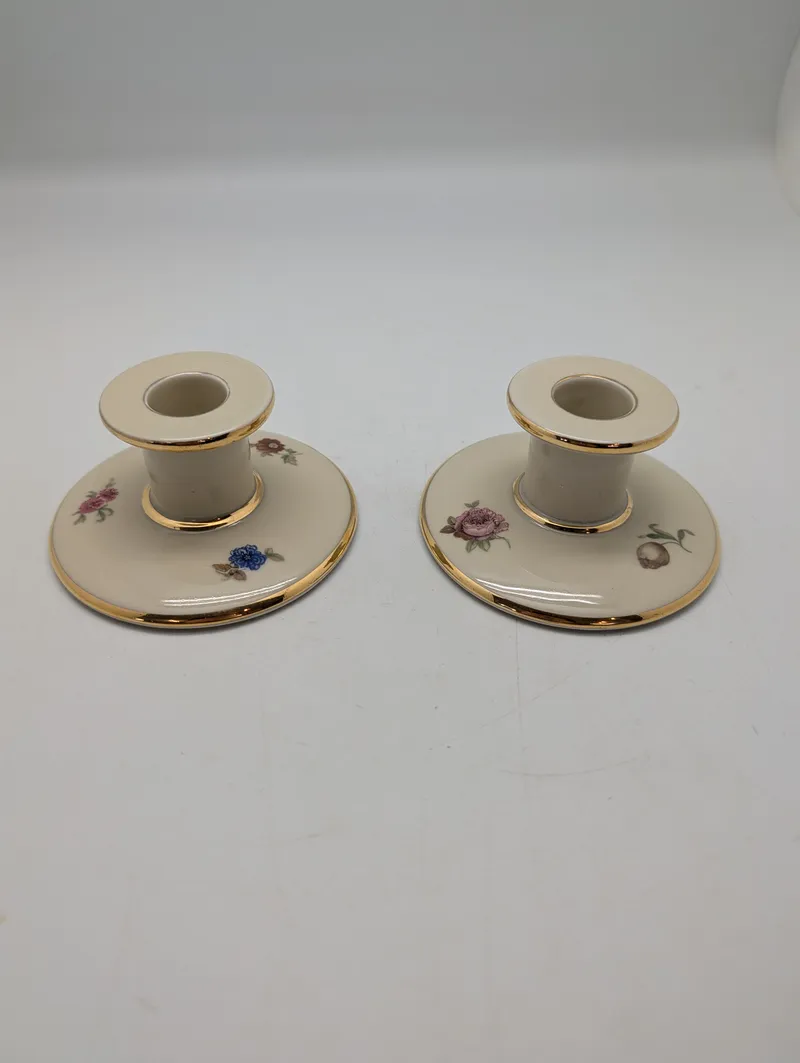 Kjøbenhavns Porcellains Maleri (KPM) Par Lysestager med Blomstermotiv