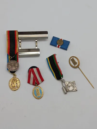 Samling af tyske sportsmedaljer og emblemer, herunder DSB og DJB