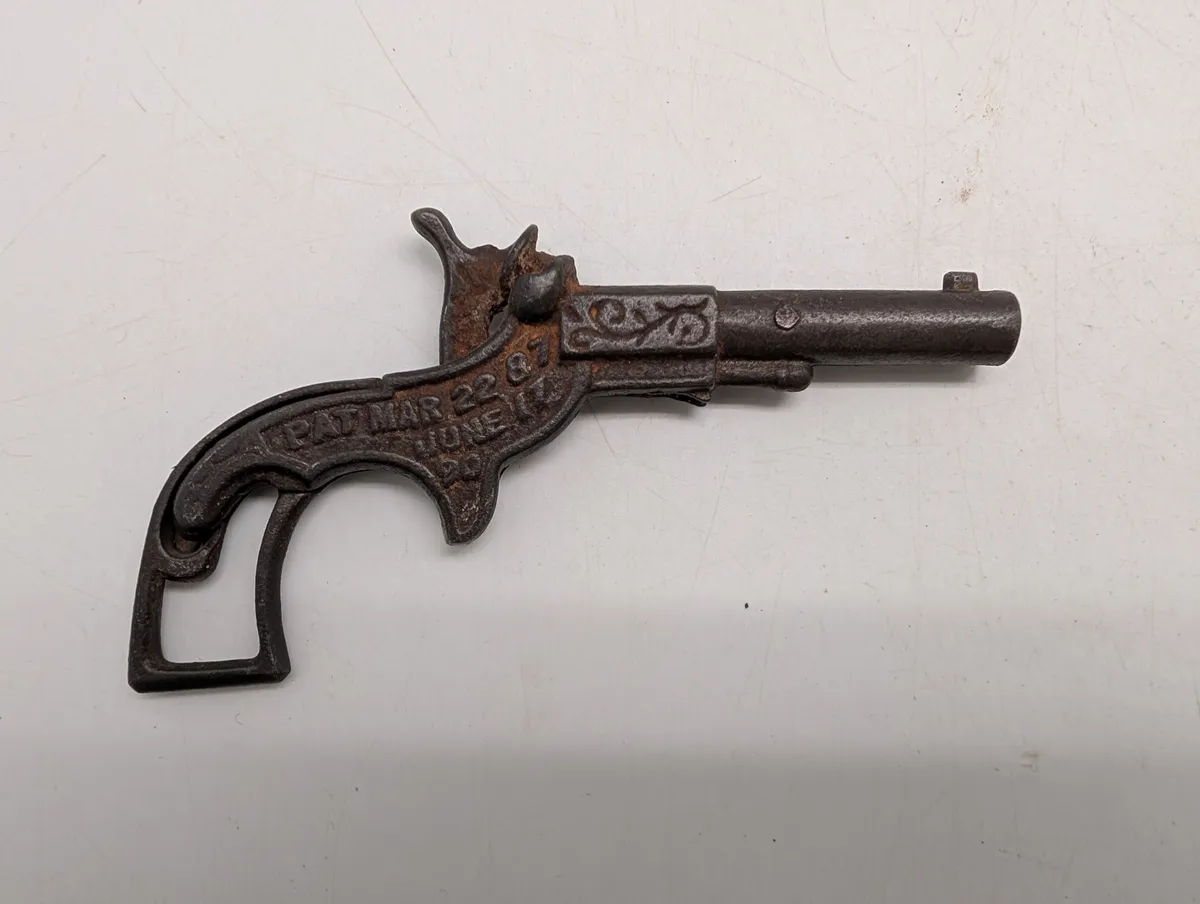 Antik støbejerns legetøjspistol med patentdatoer fra 1887