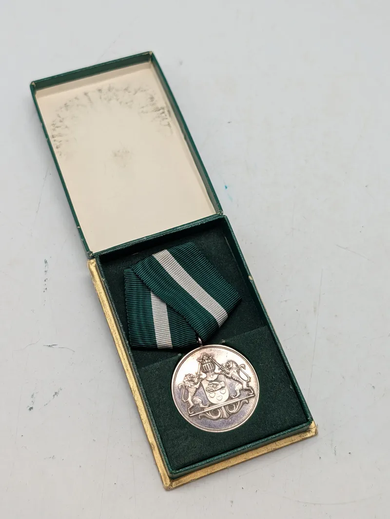 Danmarks Politi Fortjenstmedalje i original æske
