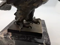 Tysk patriotisk Bronzeørn på marmorsokkel, klassisk skulptur