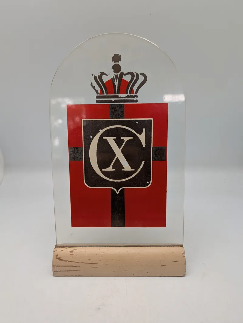 Vintage Christian X Glasplade med Monogram på Træfod, fra butikker der solgte kongemærket 
