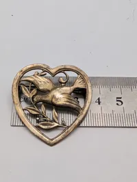 Vintage hjerteformet broche i sølv med fugl og olivengren