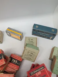 Stor samling af antikke og vintage ammunitionsæsker fra diverse producenter Tomme 