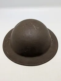 Belgisk M1949 Brodie-type militærhjelm med flagmærkat