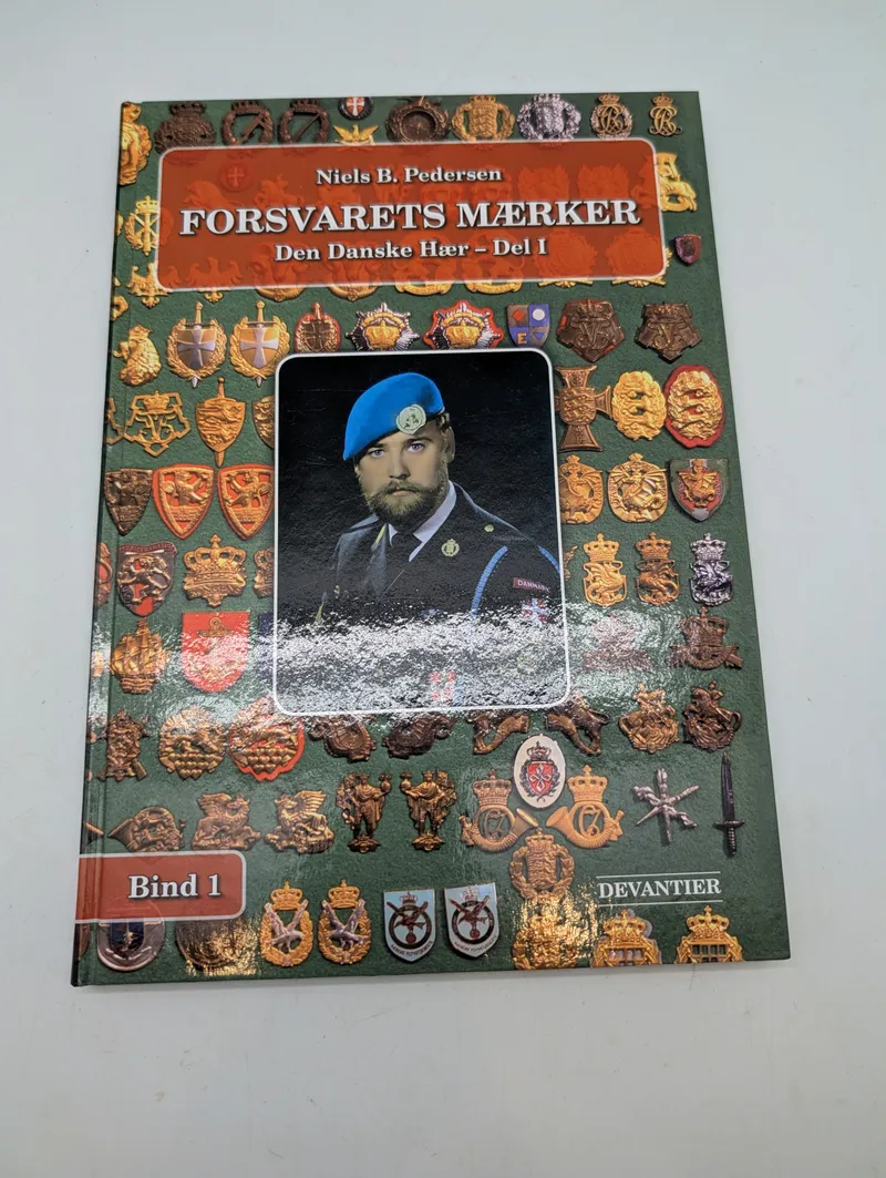 Niels B. Pedersen: Forsvarets Mærker - Den Danske Hær - Del I, Bind 1