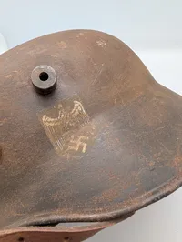 Tysk M16 Stahlhelm med Wehrmacht-dekaler og læderrem, EFTERKRIGS