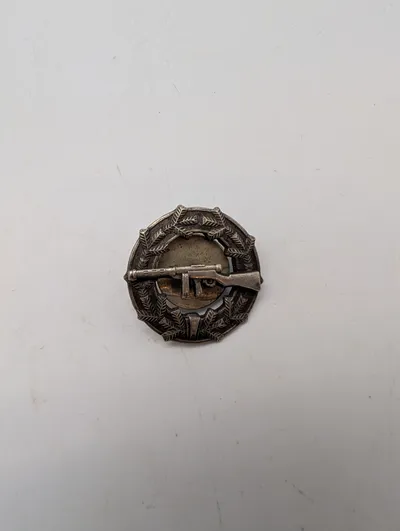 Finsk militær skydemærke med Suomi KP/-31 maskinpistol