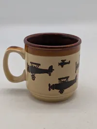 To vintage kaffekrus med flymotiver, herunder Royal Air Force 75 års jubilæum