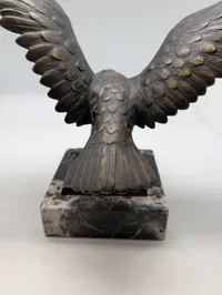 Tysk patriotisk Bronzeørn på marmorsokkel, klassisk skulptur