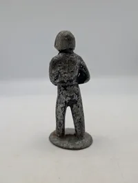 Metal figur i form af Frihedskæmper fra Maj 1945