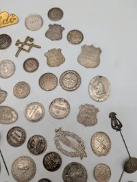 Samling af antikke danske foreningsmærker, medaljer og emblemer