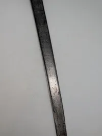 Antik europæisk kortsværd med indgraveret klinge og udskåret træfæste