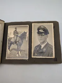 Tysk fotoalbum fra 2. verdenskrig med soldaterportrætter og hverdagsscener, Kroatisk 