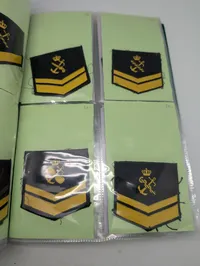 Samling af militære gradstegn og epauletter i mappe