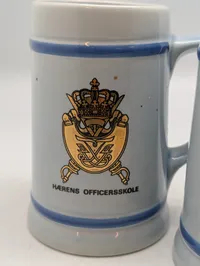 Tre danske militære krus fra Hærens Officersskole og CF-Korpset