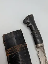  Kukri-kniv med udskåret greb og læderskede
