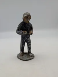 Metal figur i form af Frihedskæmper fra Maj 1945