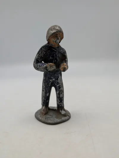 Metal figur i form af Frihedskæmper fra Maj 1945