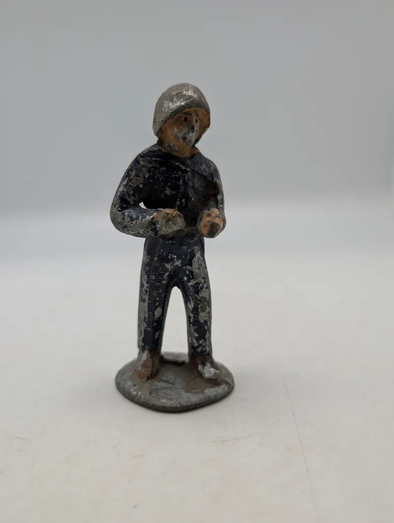 Metal figur i form af Frihedskæmper fra Maj 1945